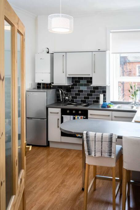 Charming 1-Bed Southside Flat In Great Location Lägenhet Glasgow Exteriör bild