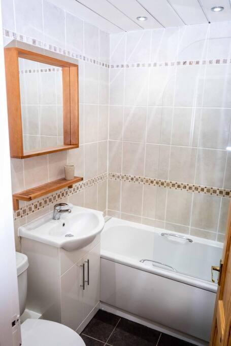 Charming 1-Bed Southside Flat In Great Location Lägenhet Glasgow Exteriör bild